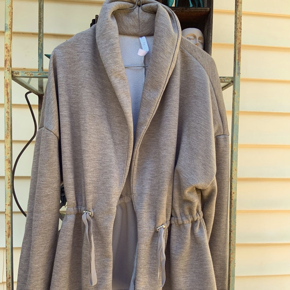 Open jacket, chinch waist fastened